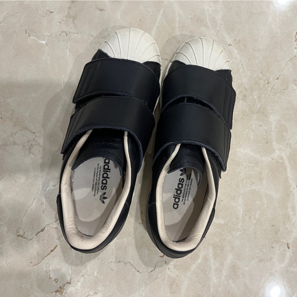 Women’s size 5 adidas shoes - Picture 2 of 3